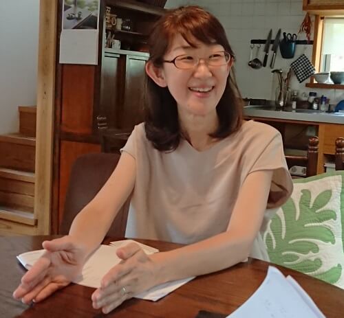 インタビューを受ける大房亜紀さん