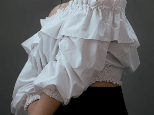 フリルブラウスをまとう女性